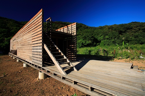 初次看見它，這座宛如方舟的「工寮」散發無以名狀的愛